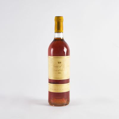 une vieille bouteille de vin posée sur une surface blanche