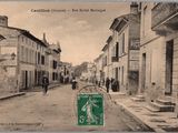 une photo d'une carte postale représentant une rue au cœur d'une ville
