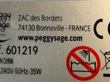 un gros plan sur une carte de visite sur laquelle figure le symbole « Interdiction de fumer »