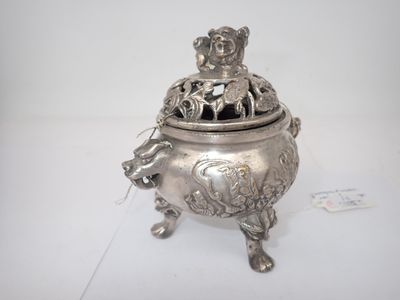 une boîte à encens ancienne plaquée argent, ornée d'un lion sur le couvercle