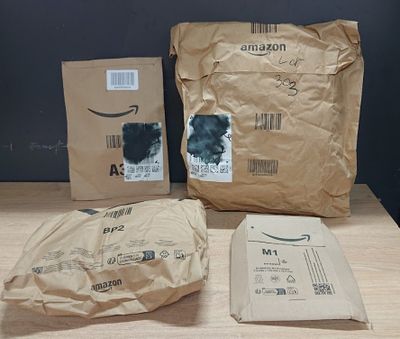 un sac de provisions posé sur une table à côté d'un autre sac de provisions