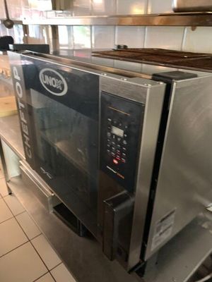 un four argenté qui trône au milieu d'une cuisine