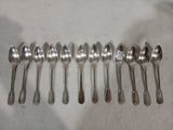 six cuillères en argent sont alignées sur une table