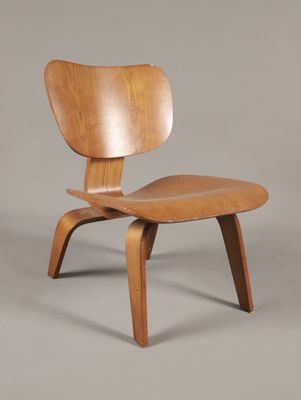 une image représentant une chaise en bois sur fond gris
