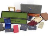 beaucoup de petites boîtes contenant divers objets