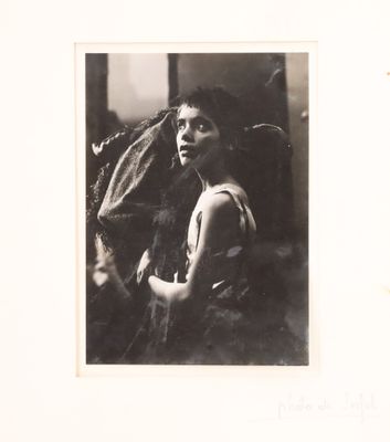 photographie en noir et blanc d'une femme assise sur une chaise