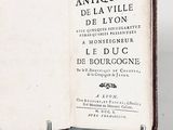 un livre ouvert avec un titre en noir et blanc