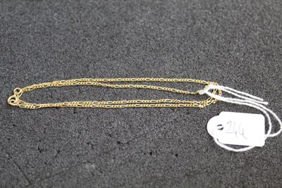 un collier muni d'une étiquette, posé sur une surface noire