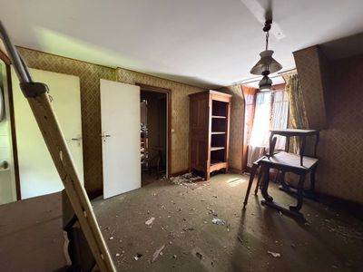 une pièce avec une échelle à l'intérieur et une table au milieu