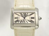 une montre blanche dont le cadran est orné de chiffres romains