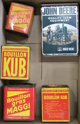 une boîte contenant tout un tas de vieilles boîtes de conserve