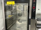 une image d'un four commercial dans une cuisine commerciale