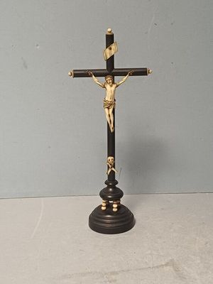 Crucifix en bois noirci et os , la croix repose sur un suppo…