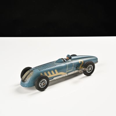 une voiture jouet posée sur une surface blanche