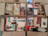 de nombreux livres dans une boîte posée par terre