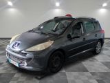 la photo d'une voiture garée dans un garage