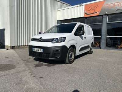 une camionnette blanche garée devant un immeuble blanc
