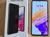 Samsung Galaxy A525s avec sa boîte et son emballage, posé sur une table en bois