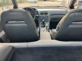 l'intérieur d'une voiture équipée de deux sièges en cuir et d'une console centrale