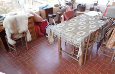 une table et des chaises dans une pièce au sol en briques rouges