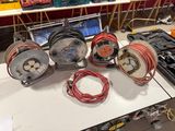 de nombreux types d'équipements électriques sur la table