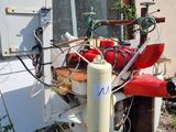 un extincteur posé à l'extérieur d'un bâtiment