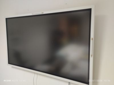 un téléviseur à écran plat fixé au mur d'une pièce