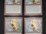 quatre cartes représentant un oiseau, posées sur une table