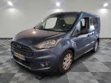une fourgonnette Ford Transit garée sur un sol à damier dans un garage