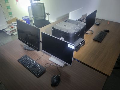 deux écrans d'ordinateur et un clavier sur un bureau