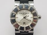 gros plan d'une montre sur une surface blanche