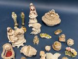 un grand nombre de figurines sur une table