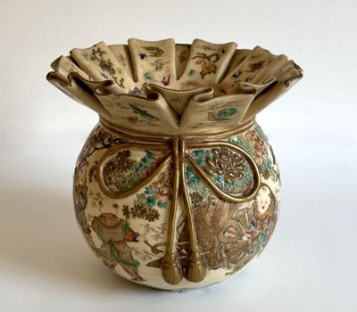 un vase orné d'un motif décoratif sur un fond blanc