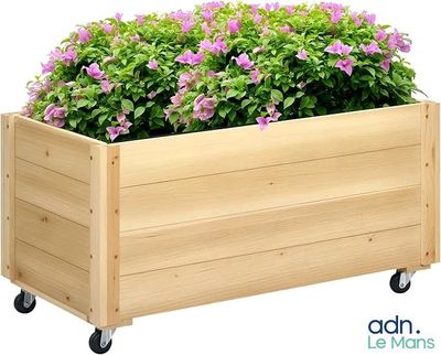 une jardinière en bois remplie de fleurs violettes