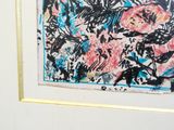 une photo d'un tableau sur le mur d'une salle de bain