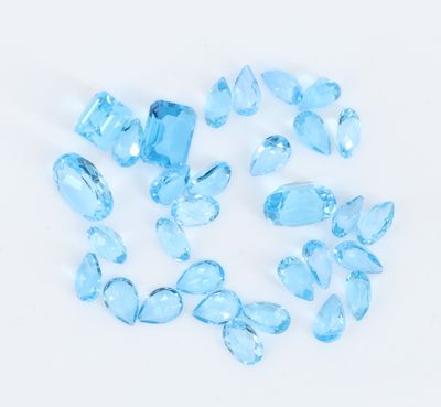 un bouquet de cristaux de topaze bleue sur une surface blanche