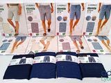 beaucoup de sous-vêtements pour hommes exposés sur la table