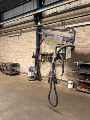 une photo d'un garage contenant des outils et du matériel