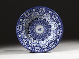 une assiette bleue et blanche posée sur une table