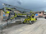 une grue jaune garée sur le bord de la route