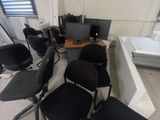 une salle avec beaucoup de chaises et de bureaux
