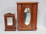 une petite armoire en bois surmontée d'un miroir