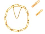 un gros plan d'un collier et de deux bagues posés sur une surface blanche