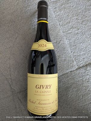 une bouteille de vin posée sur une table