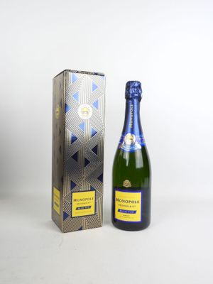 la bouteille de champagne est à côté de la boîte sur la table