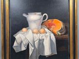 une peinture représentant une cruche blanche posée sur une table, à côté d'un cantaloup
