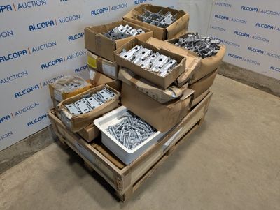 de nombreuses boîtes de vis et d'écrous sur une palette