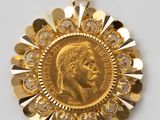 gros plan d'une pièce d'or sur une surface blanche