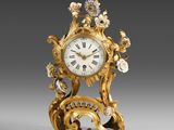 une horloge en or posée sur une table
