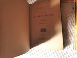 un livre ouvert sur un lit, à côté d'un crayon